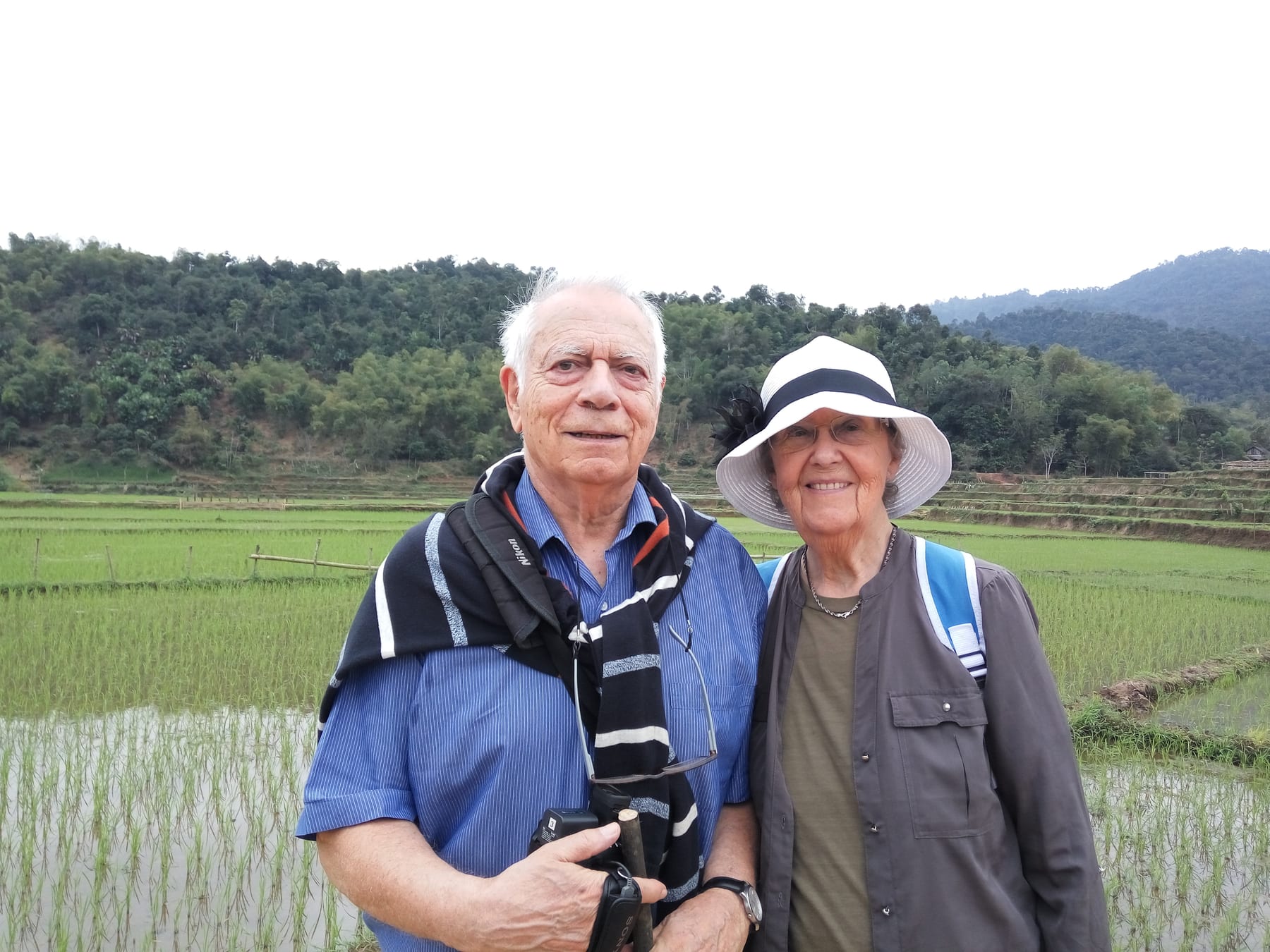 Voyageurs accompagnés par l’équipe Sensations Vietnam sur le terrain