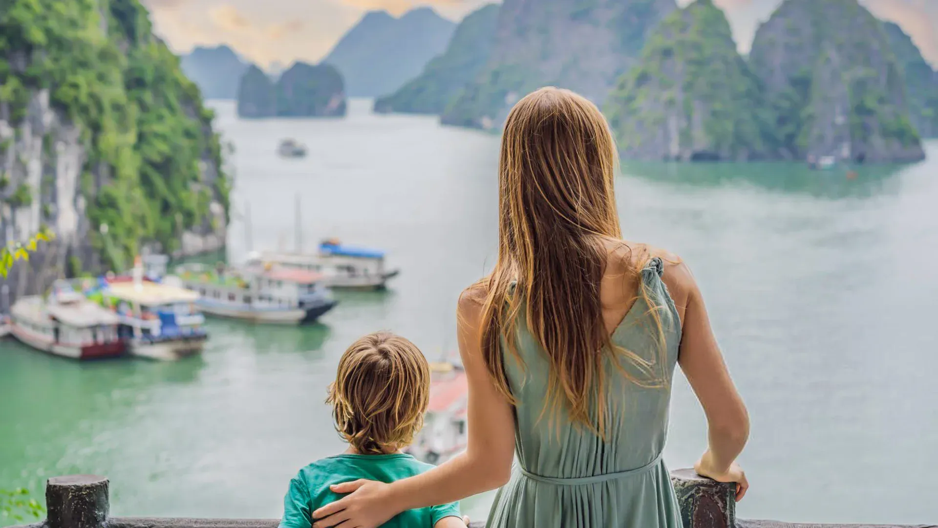Une mère et son enfant devant la baie